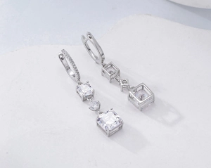 Détail macro du poinçon S925 et boucles d'oreilles en diamant carbone taille Asscher