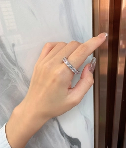 Dettaglio di un anello eternity in argento 925 con diamanti rettangolari dal taglio smeraldo