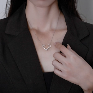 Collana a cuore in argento S925 con zirconi 5A su modella con blazer nero