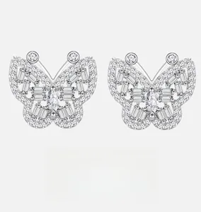 Gros plan de boucles d'oreilles papillon en argent avec micro-pavage de pierres scintillantes