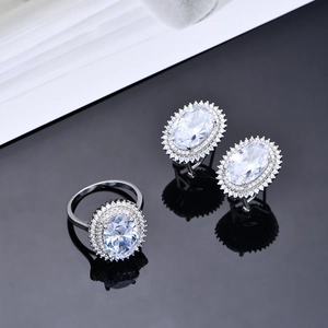 Parure de bijoux avec bague et boucles d'oreilles ovales en argent S925 sur miroir noir