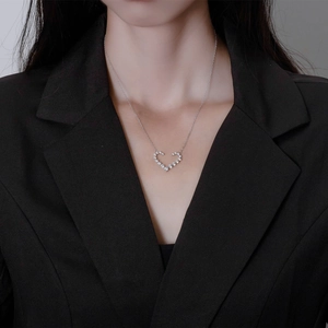 Collana con ciondolo a cuore in argento S925 con zirconi 5A indossata da modella
