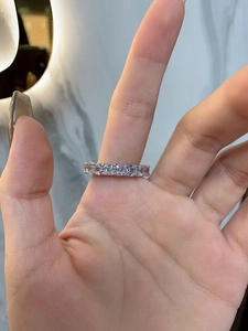 Dettaglio anello eternity con pietre taglio smeraldo su fascia in argento 925