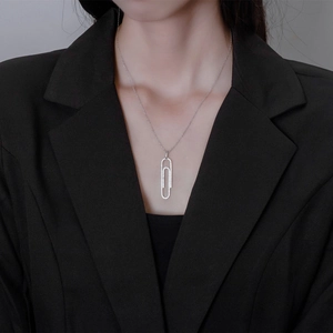 Sparkling S925 silver paperclip necklace with zircon pavé on a model in a black suit