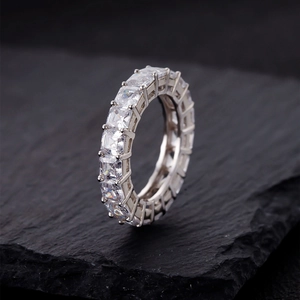 Lussuoso anello eternity in argento 925 con zirconi taglio princess su roccia nera
