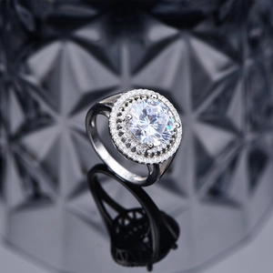 Lussuoso anello di fidanzamento halo tondo da 10mm in argento S925 con pietre brillanti