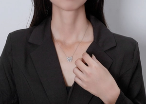 Détail du collier papillon en argent sterling S925 avec cristaux pavés étincelants