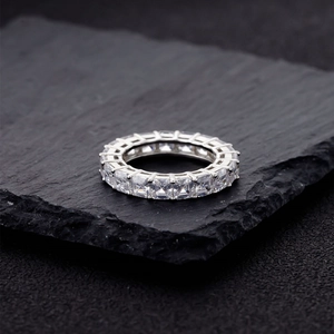 Elegante anello eternity in argento 925 con zirconi a taglio smeraldo su tutta la banda