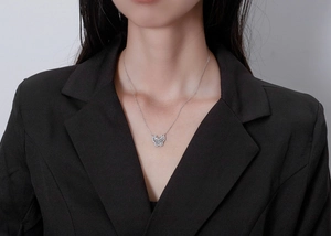 Détail du collier pendentif papillon en argent massif S925 avec pierres pavées étincelantes