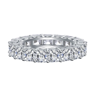 Anello eternity in argento 925 con diamanti ad alto tenore di carbonio con taglio a smeraldo