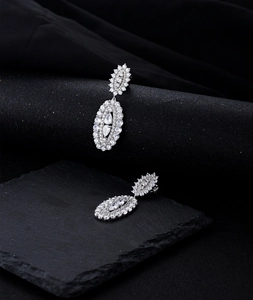 Détail de boucles d'oreilles en argent S925 serties de cristaux et de marquises