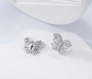 Detailansicht der S925 Silber Schmetterling Ohrringe mit Zirkonia-Besatz und Steckverschluss