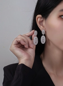 Vue détaillée des boucles d'oreilles en argent sterling avec pavé étincelant de micro-diamants