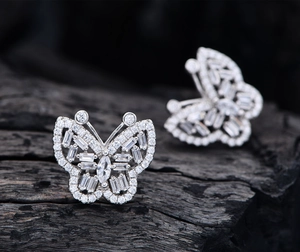 Vue macro de boucles d'oreilles papillon en argent avec détails en zircone étincelants