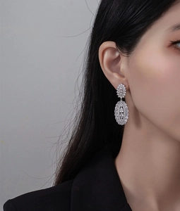 Détail de boucles d'oreilles pendantes de luxe en argent 925 avec zircons étincelants