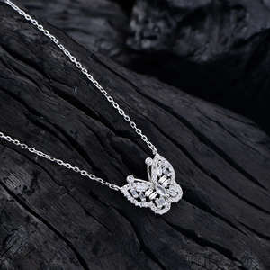 Collier papillon en argent S925 serti de zircons brillants sur fond de charbon noir