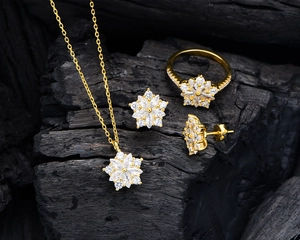 Dettaglio del set di gioielli in argento 925 con zirconi scintillanti a forma di fiore