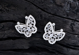 Vue macro de boucles d'oreilles papillon avec oxydes de zirconium taille baguette
