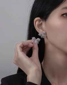 Nahaufnahme von S925 Silber Schmetterling Ohrringen mit Kristallen an einem Model