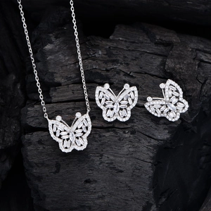 Parure papillon en argent massif S925 ornée de zircons brillants sur fond noir