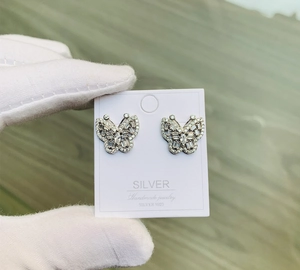 Vue détaillée des boucles d'oreilles papillon en argent 925 avec sertissage de zircons étincelants