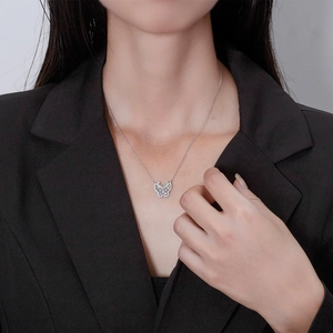 Collier papillon en argent fin S925 serti de zircons brillants sur chaîne fine