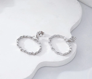 Détail des boucles d'oreilles en argent S925 serties de zircons baguette sur socle