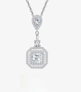 Vue détaillée du collier en argent 925 avec zircon carré et halo en micro-pavage
