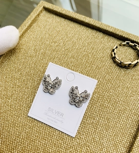 Gros plan de boucles d'oreilles papillon en argent S925 avec pavé de micro-zircones
