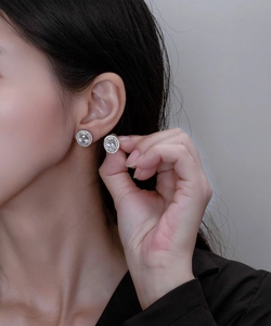 Close-up of 925 silver halo earrings with oval carbon diamond on model's ear