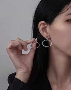 Gros plan de créoles en argent sterling S925 avec zircons incrustés de taille baguette