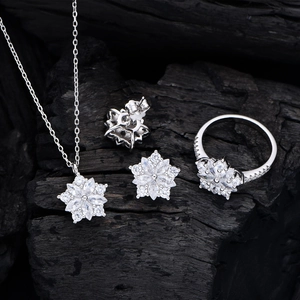 Elegante set di gioielli in argento 925 a forma di fiocco di neve su fondo carbone