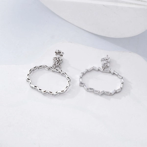 Boucles d'oreilles créoles irrégulières en argent S925 et zircons baguettes