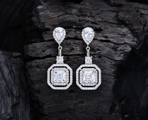 Makroaufnahme von 925 Silber Ohrringen mit Asscher-Schliff Zirkonia Steinen