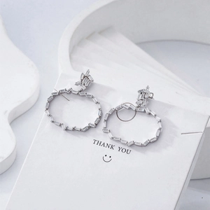Boucles d'oreilles créoles irrégulières en argent S925 et zircons taille baguette
