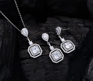 Détails de l'ensemble bijoux cristal taille carrée avec collier et boucles en argent 925