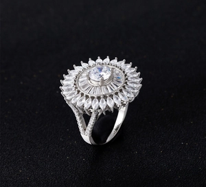 Gros plan sur la bague fleur de soleil en argent sertie de zircons marquise fins