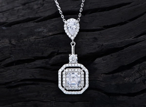 Vue macro d'un pendentif en argent 925 avec diamants scintillants carrés et en forme de poire