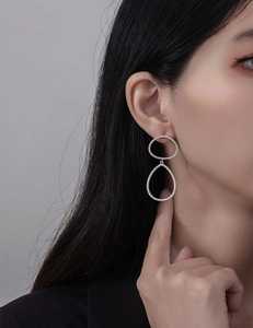 Vue détaillée de boucles d'oreilles irrégulières en argent 925 serties de pierres