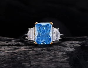 Makroansicht eines himmelblauen rechteckigen Edelsteinrings in Silber und Gold Fassung