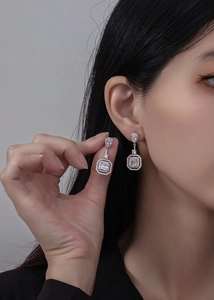 Nahaufnahme der quadratischen 925er Sterling Silber Ohrringe mit weißen Zirkonia