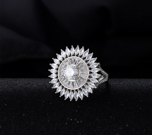 Gros plan macro d'une bague tournesol en argent avec pétales en zircone multicouches