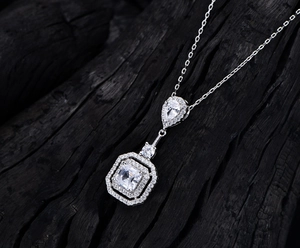 Vue détaillée du collier en argent 925 avec pendentif carré géométrique à trois niveaux