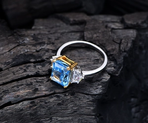 Detailansicht eines 925er Silberrings mit blauem rechteckigem Eis-Schliff Edelstein