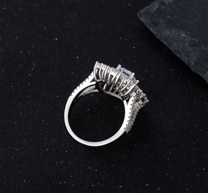 Vue détaillée de la structure latérale et du serti pavé sur la bague fleur en argent