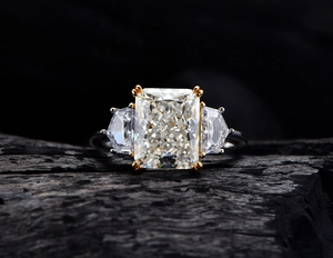 Makroaufnahme des Radiant-Schliff Carbon-Diamantrings mit Drei-Steine-Einstellung