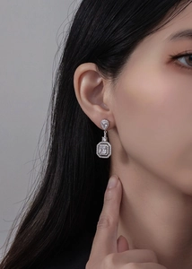 Detail von 925 Sterling Silber Ohrhänger mit weißem Zirkonia an einem weiblichen Modell