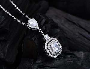 Vue détaillée du collier en argent 925 avec cristaux clairs tailles poire et carrée