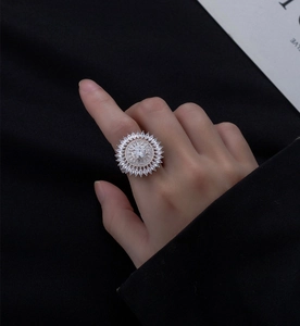 Gros plan d'une bague tournesol en argent massif avec zircons marquise et baguettes