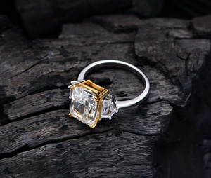 Makro-Detail des Dreistein-Rings mit rechteckigem Edelstein und seitlichen Steinen